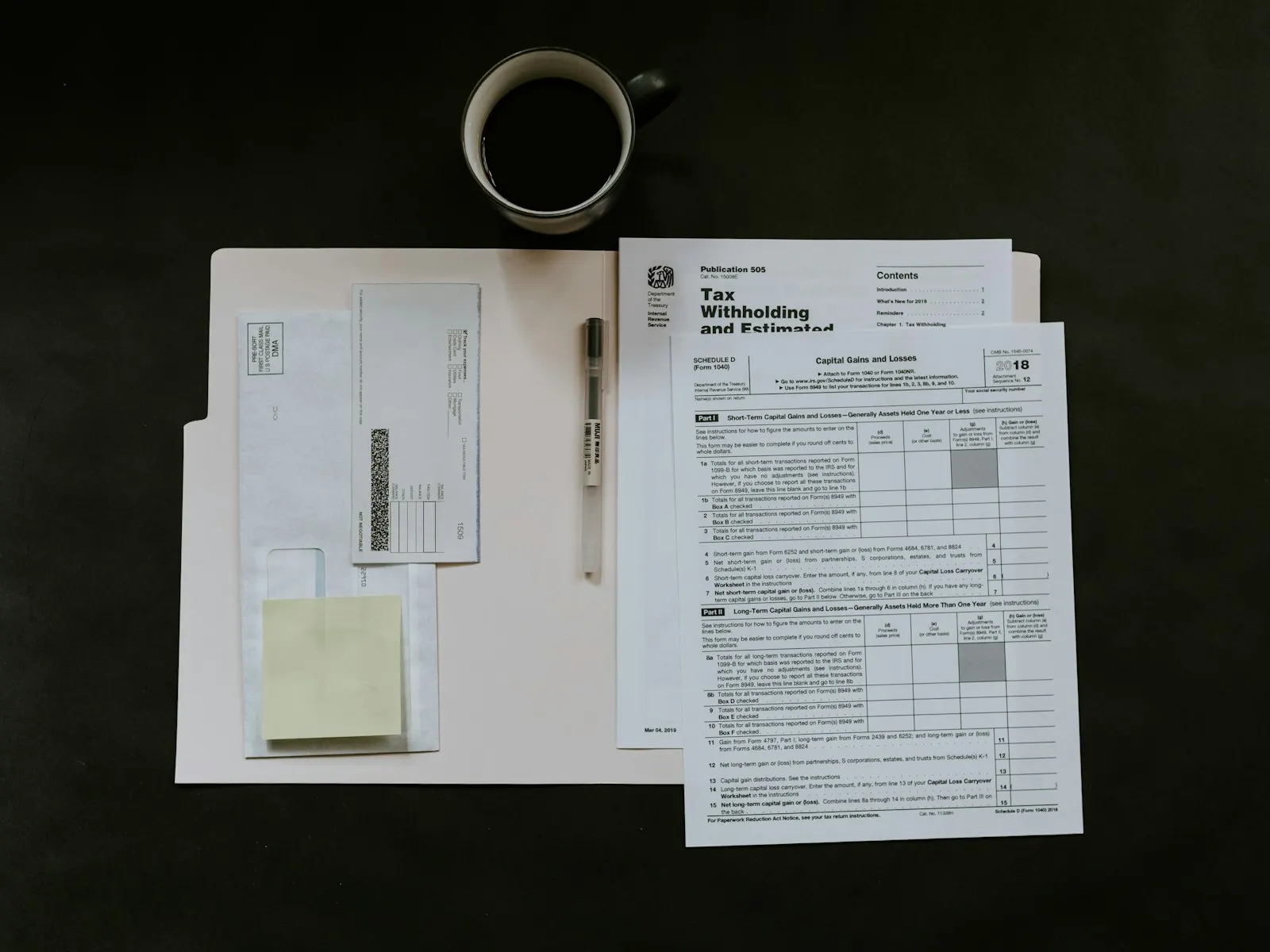 Faktura på et skrivebord med plads til en QR-kode