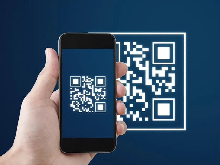 Hånd med telefon, der scanner en QR-kode